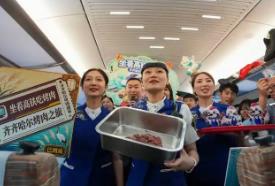 铁路暑运过半 消夏旅游列车激发消费活力