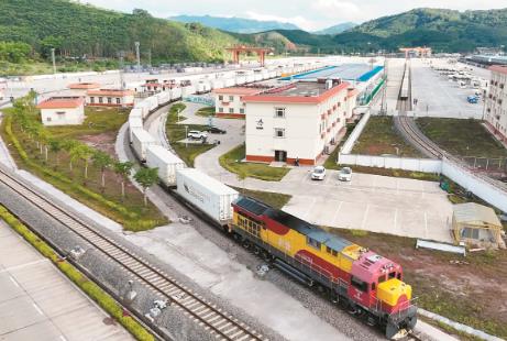 跨境冷链常态化运行，中老铁路助力东南亚水果“平价入市”