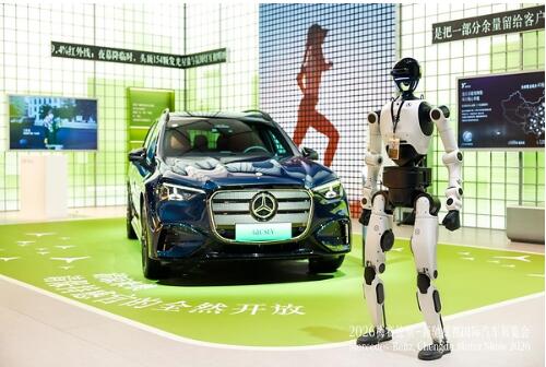 北京人形机器人携手奔驰 天工3.0出任「硅基推荐官」