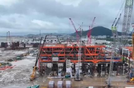 亚洲最大海上原油处理平台主体结构封顶 夯实能源保供根基