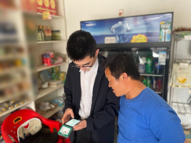 一码轻扫，一证送达：小店里的服务再近一步