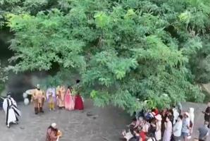 不满足“到此一游” 游客翻古籍、拿画笔、追根溯源 从“看热闹”变“读门道”