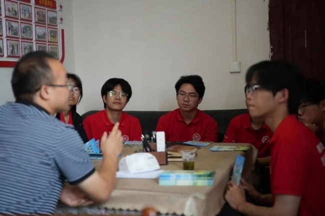 把专业课搬到黔乡一线 ——厦门大学“山海信翼”实践队在天堂镇开展科技服务