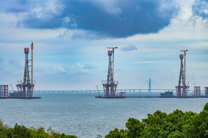 三塔同日封顶！世界最长跨海铁路大桥迎来关键节点