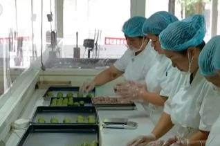 “新潮”叠加“传统”月饼口味玩转“跨界”出圈 市场销售持续火热
