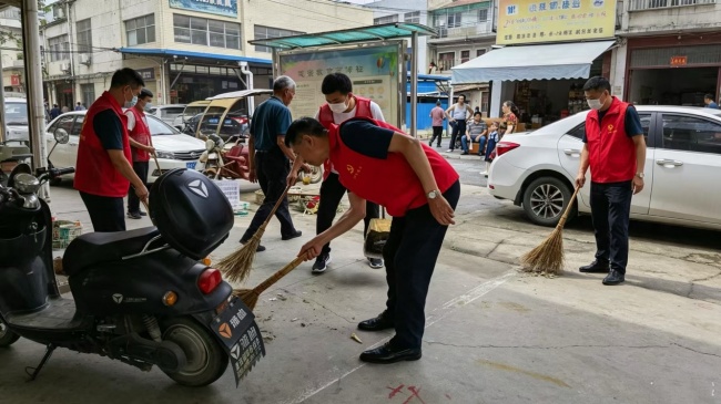 下沉社区践初心 清洁家园暖民心