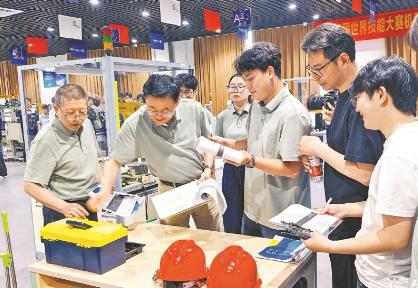 广东如何将“金字塔尖”转化为“人才高原”？