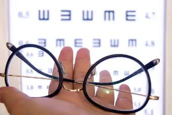 眼镜越换越厚 警惕少年儿童滑向高度近视