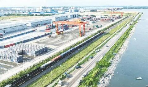 2026年西部陆海新通道铁海联运班列运量突破100万标箱
