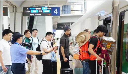中秋国庆假期全国铁路发送旅客3.02亿人次