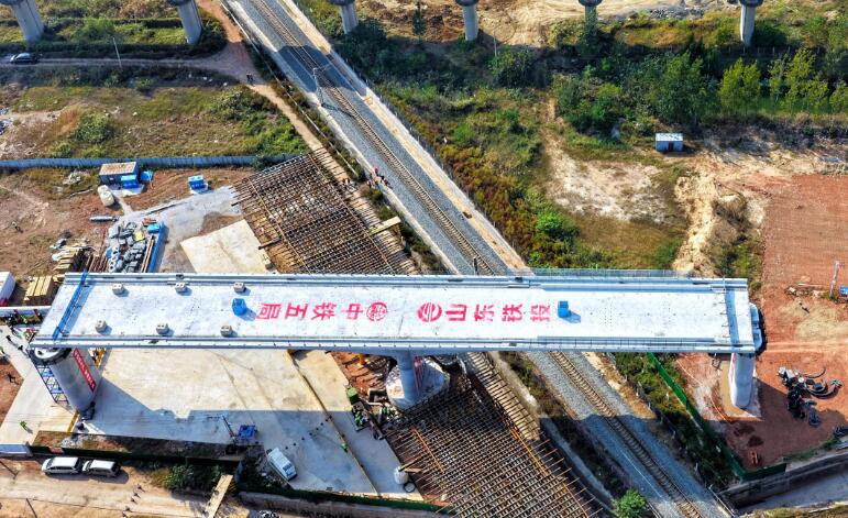济枣铁路全线首联转体梁完成“空中转身”