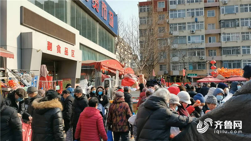 寒潮来袭农贸市场人鼓了 青岛市民提前储备蔬菜