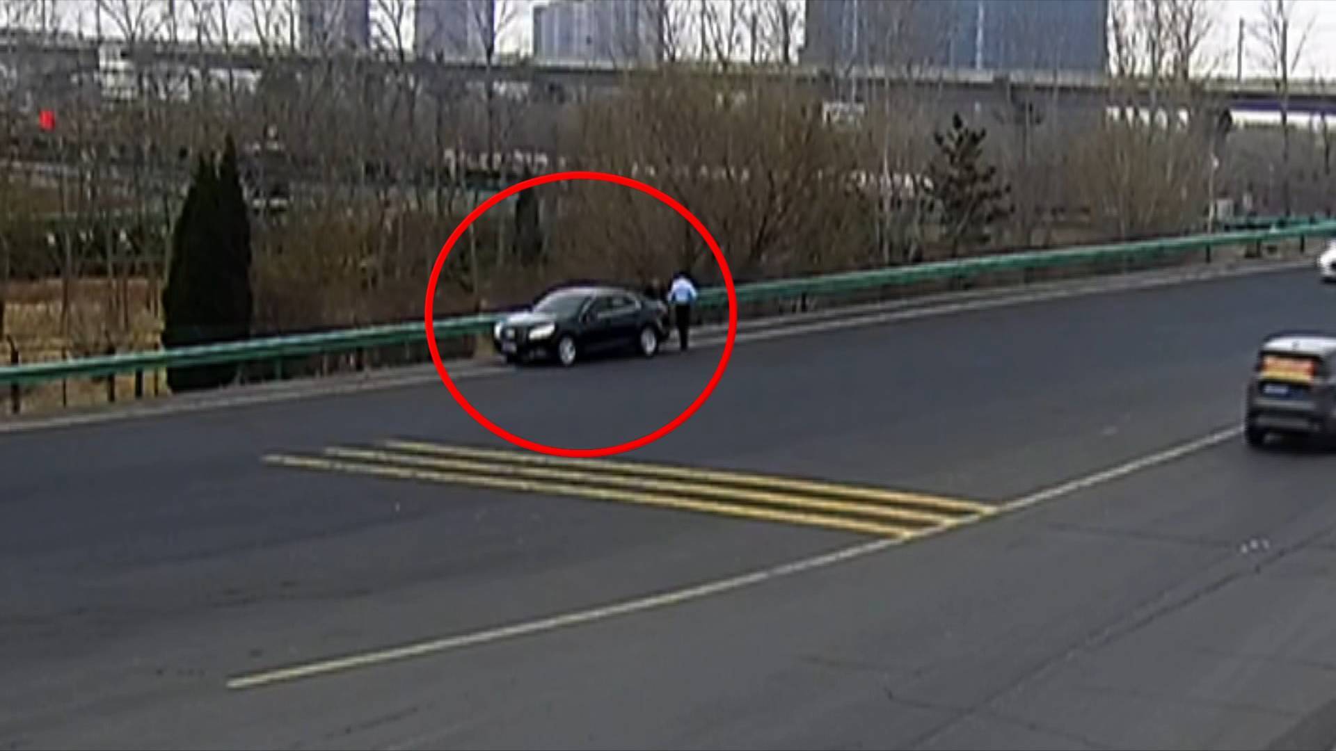 两次酒驾被吊销证件 “大胆司机”冒险开车上高速