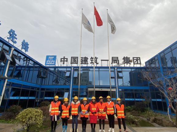 脱下工装，换上红妆 女工友们共赴一场汉服穿越之旅