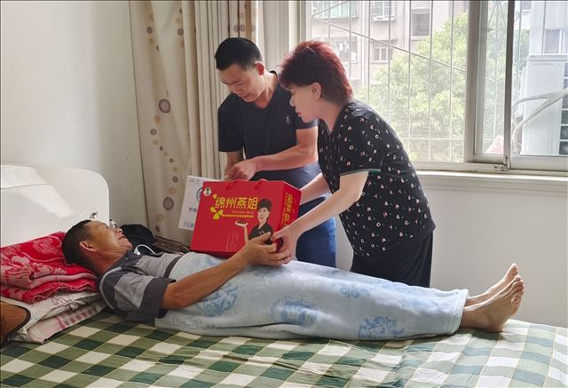 四川好人“绵州燕姐”：腿肢虽肿痛 爱心永不变