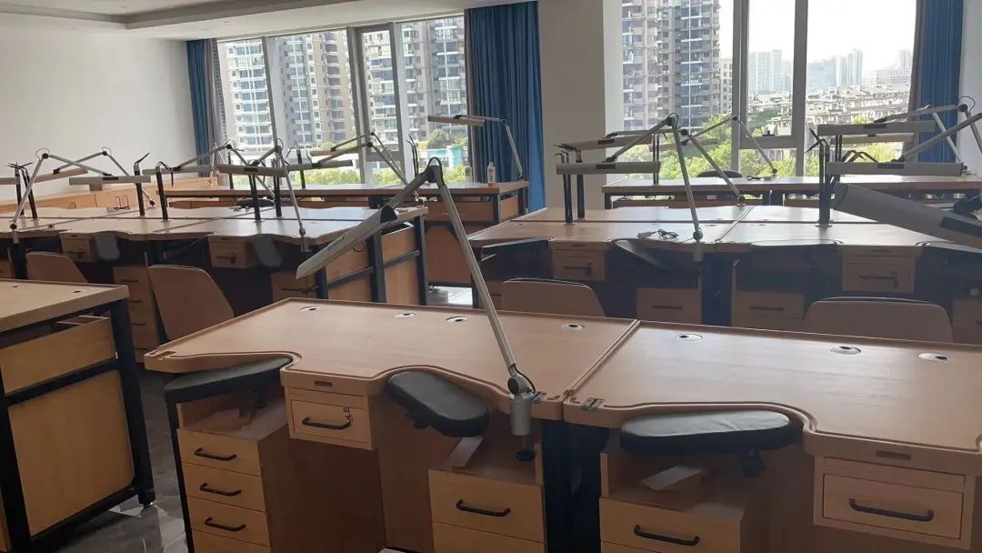 厨房的摆设布局中度可信度描述已自动生成