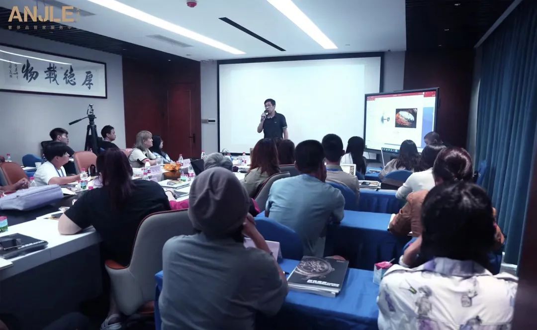 会议室里的人们描述已自动生成