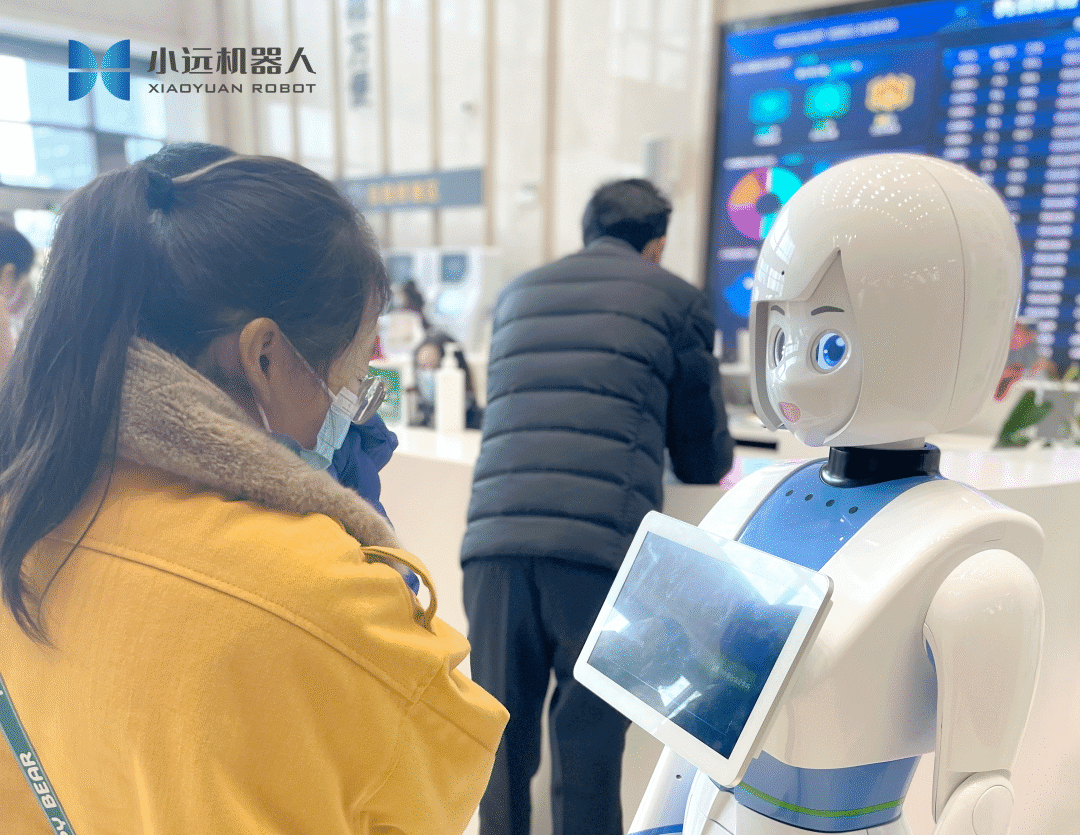 图片包含 人, 建筑, 女人, 桌子描述已自动生成