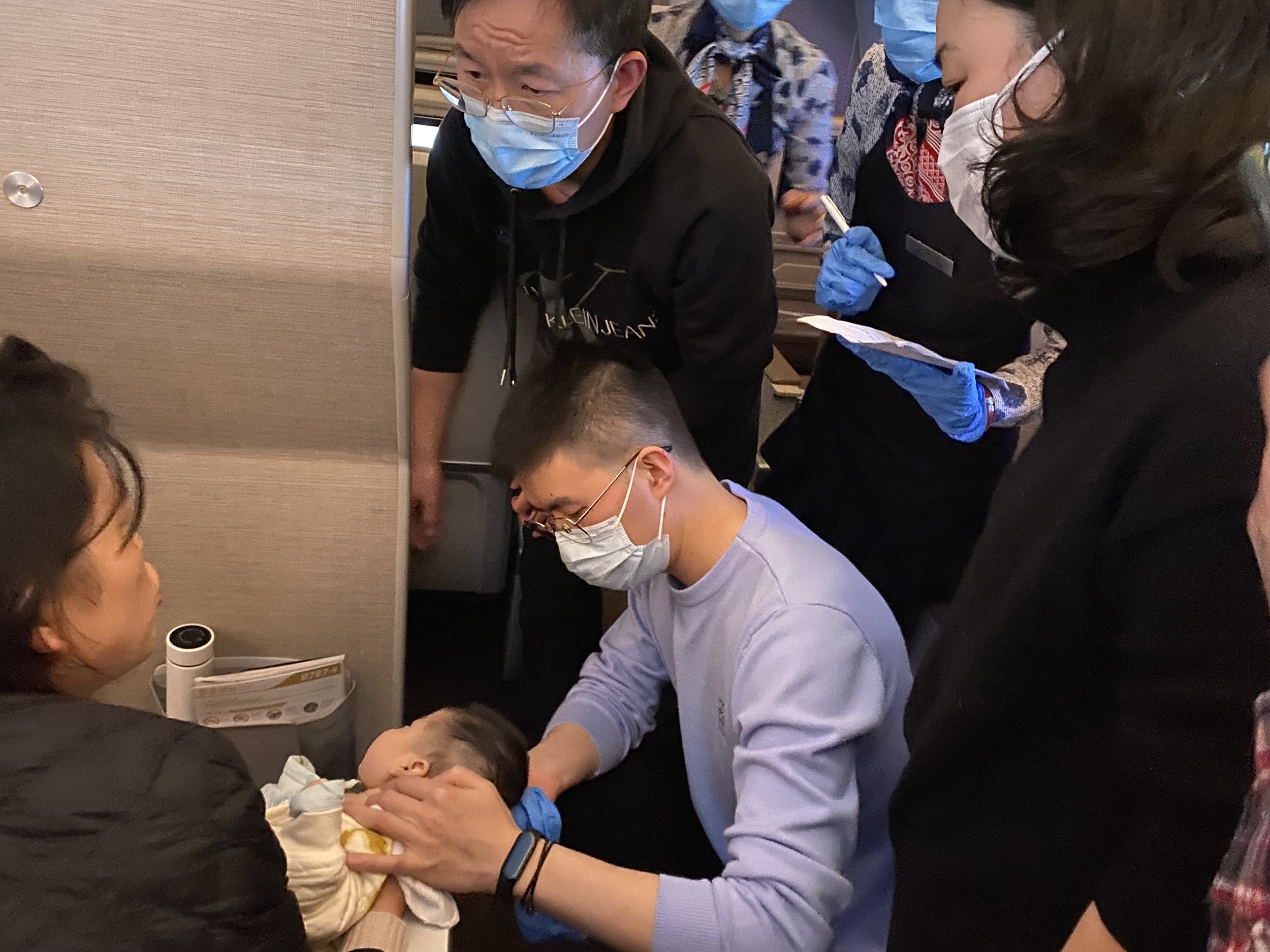  东航MU5804航班紧急备降长沙救助2月大婴儿