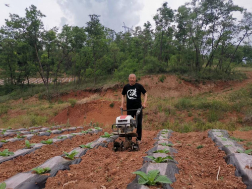 侯全民：“全民”动员奔富路