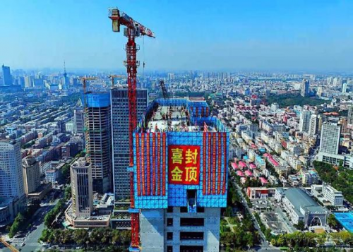 中建三局长春华润中心项目住宅及公寓塔楼主体结构封顶