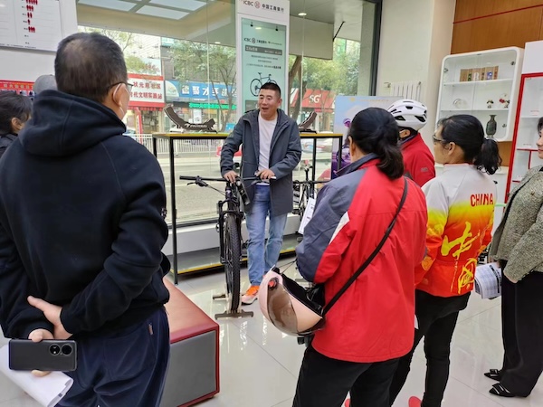 自行车进银行----工行德州分行“金融+”为市民圆健身梦