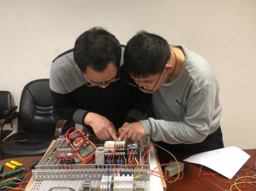 青年“小搭子”激发车间创新“大活力”