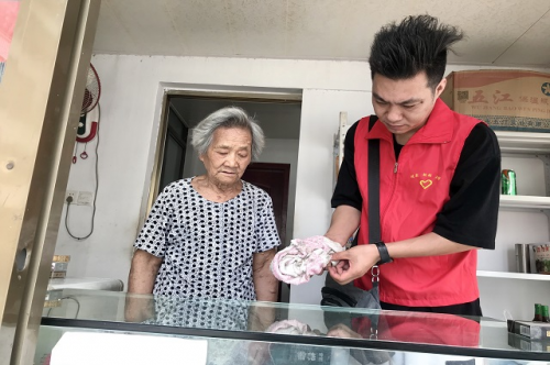 浙江嵊州市烟草专卖局：暖心关爱“零距离” 普法志愿暖人心