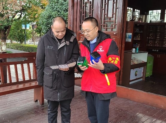 浙江龙港：垃圾分类无小事 “香溢”志愿助力忙