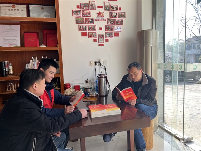 浙江长兴：发扬雷锋精神 温暖身边人