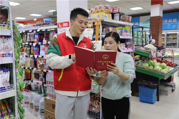 浙江龙港：“宪”场普法同参与 法治丝丝润人心
