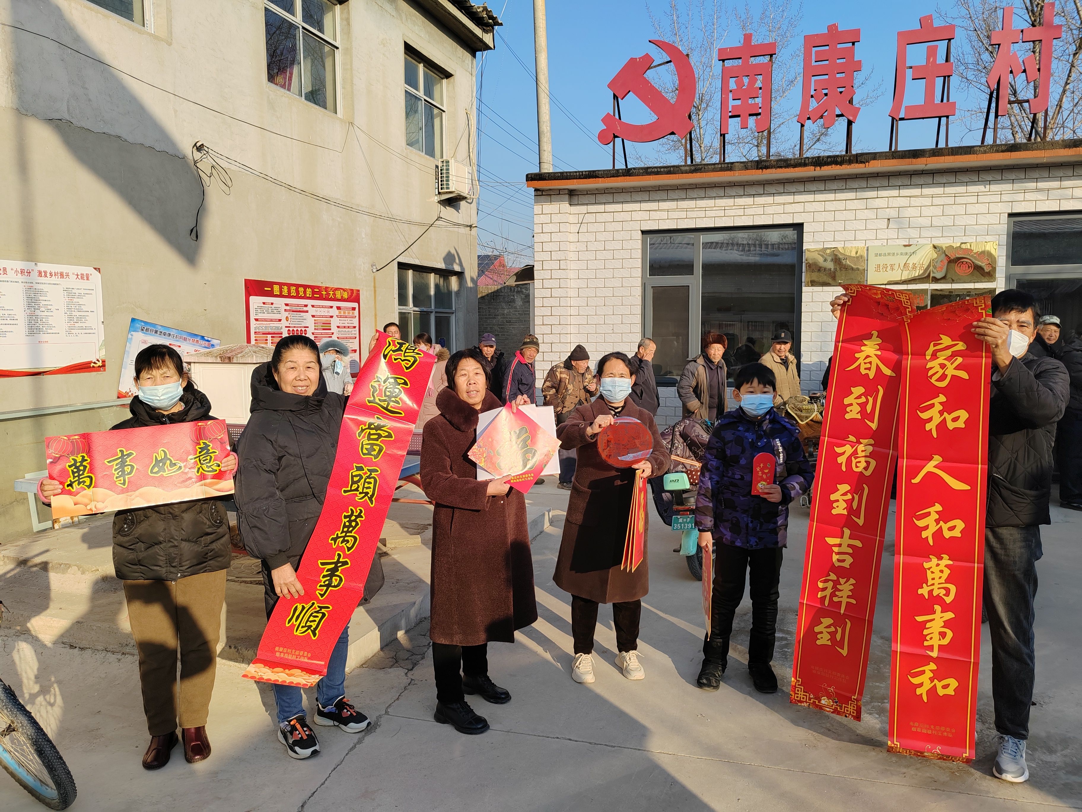 河北望都烟草驻村工作队：定制春联传情意 一点一滴见初心