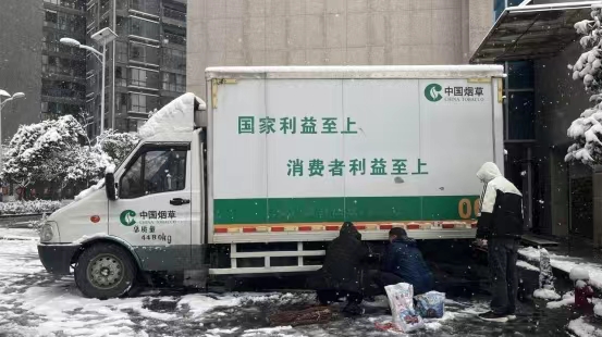 凤凰县局倾注“四心”绷紧“四弦” 筑牢冬季配送车辆安全防线