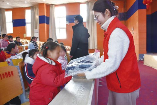 江苏淮安区烟草：爱心传递 温暖相“衣” 这个冬天不寒冷