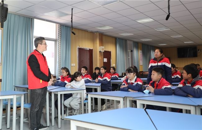 浙江龙港：润物无声伴成长 护苗入校话“法”言