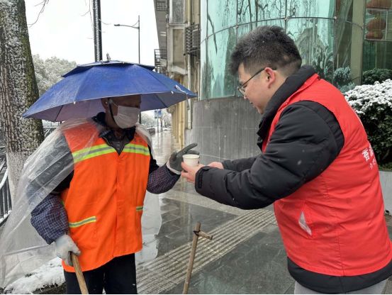 寒冬瑞雪兆丰年 “香溢”送暖志愿红