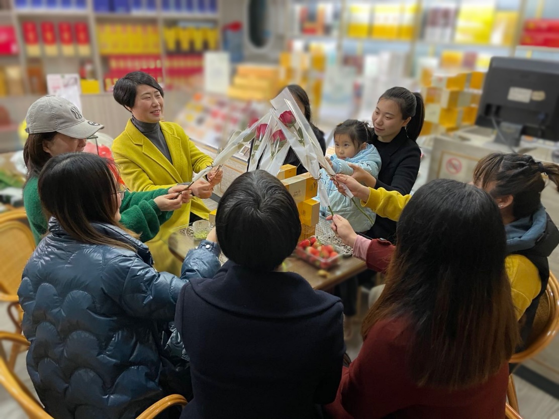 阳春三月春意浓 巾帼“花开”别样红