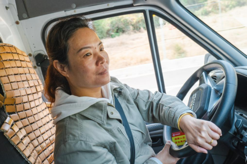 福建福州：物流“绿”中的一抹巾帼“红”