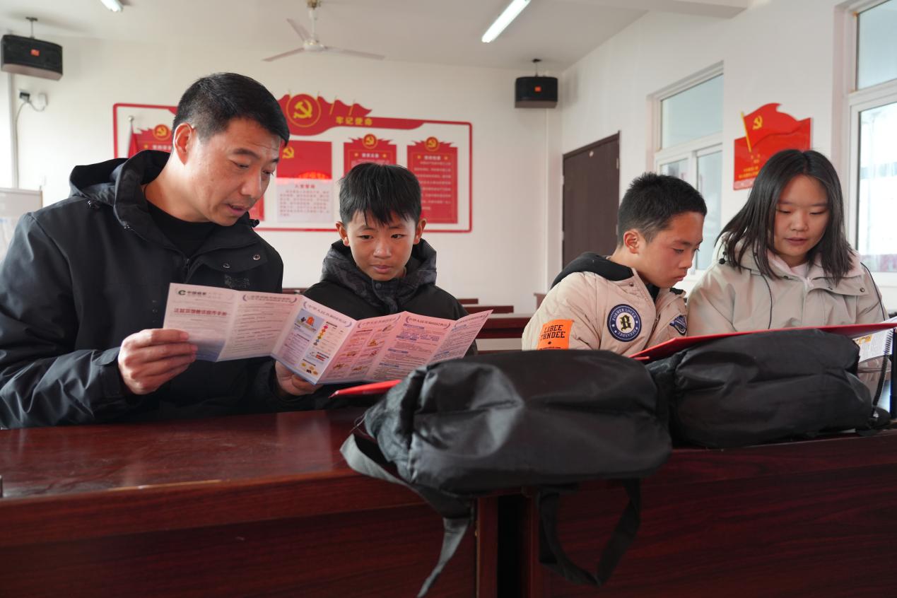 大手牵小手 温暖过新年 ——安徽明光市烟草专卖局为“小候鸟”撑起爱的晴空
