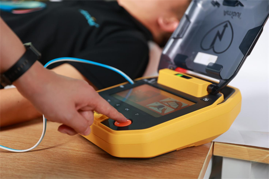 好样的！退役女军人羽毛球馆上演“生死救援”！