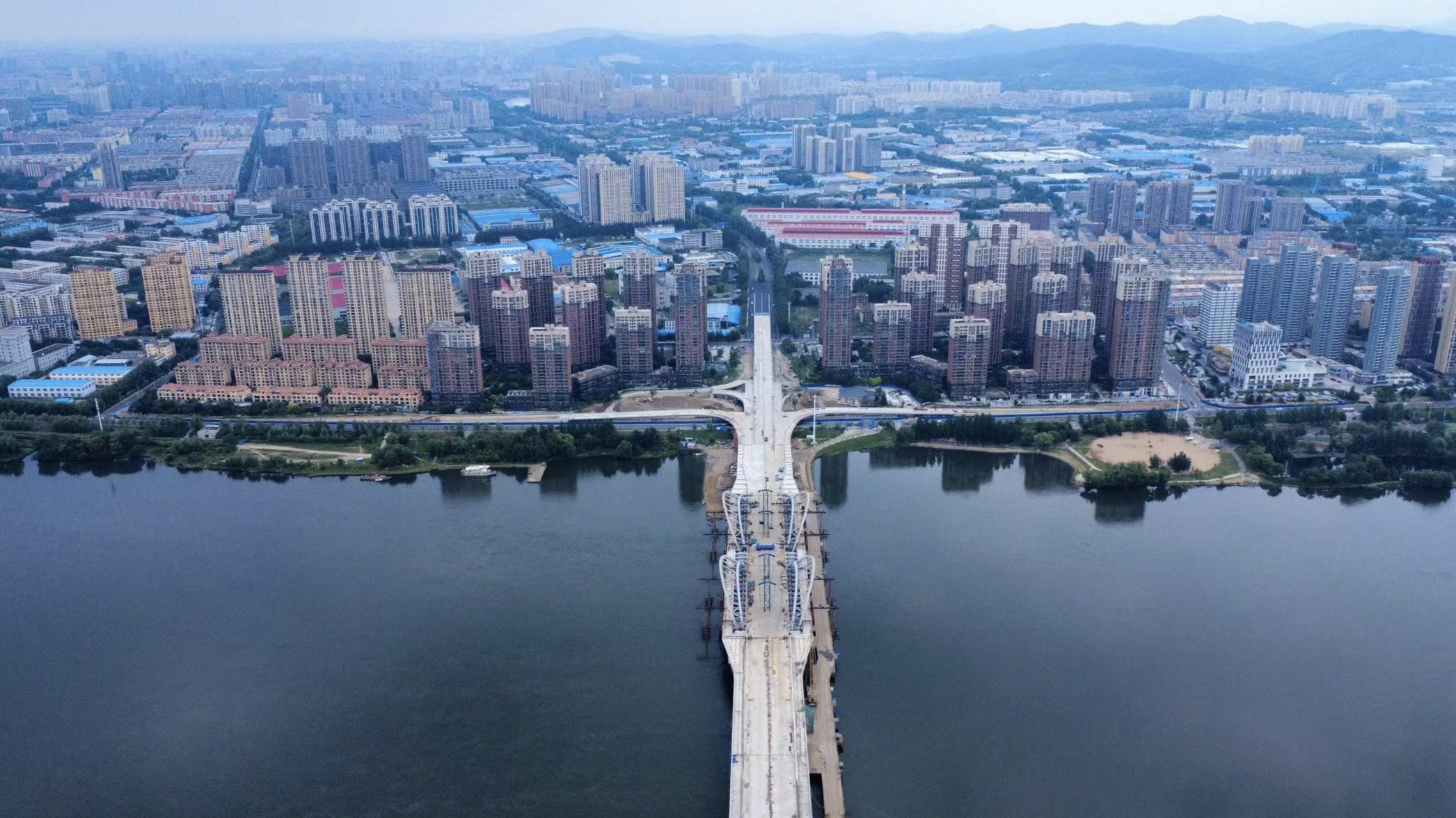 国内首例钢拱肋侧转施工在吉林市成功实施！ 红旗大桥建设按下“加速键”