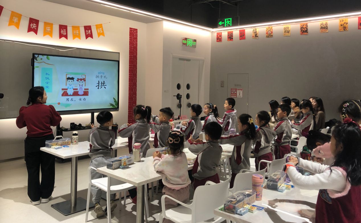 以阅读照亮成长之路，句象书店携手北京中学共建多维书香育人体系