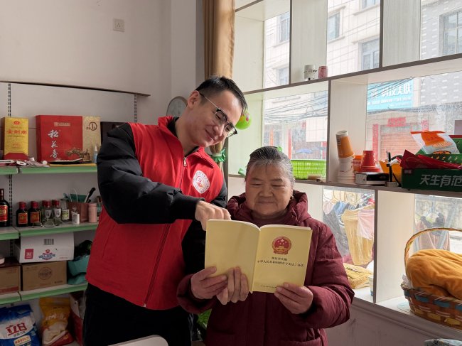 湖北蕲春：法治春风入商铺 合规经营启新程