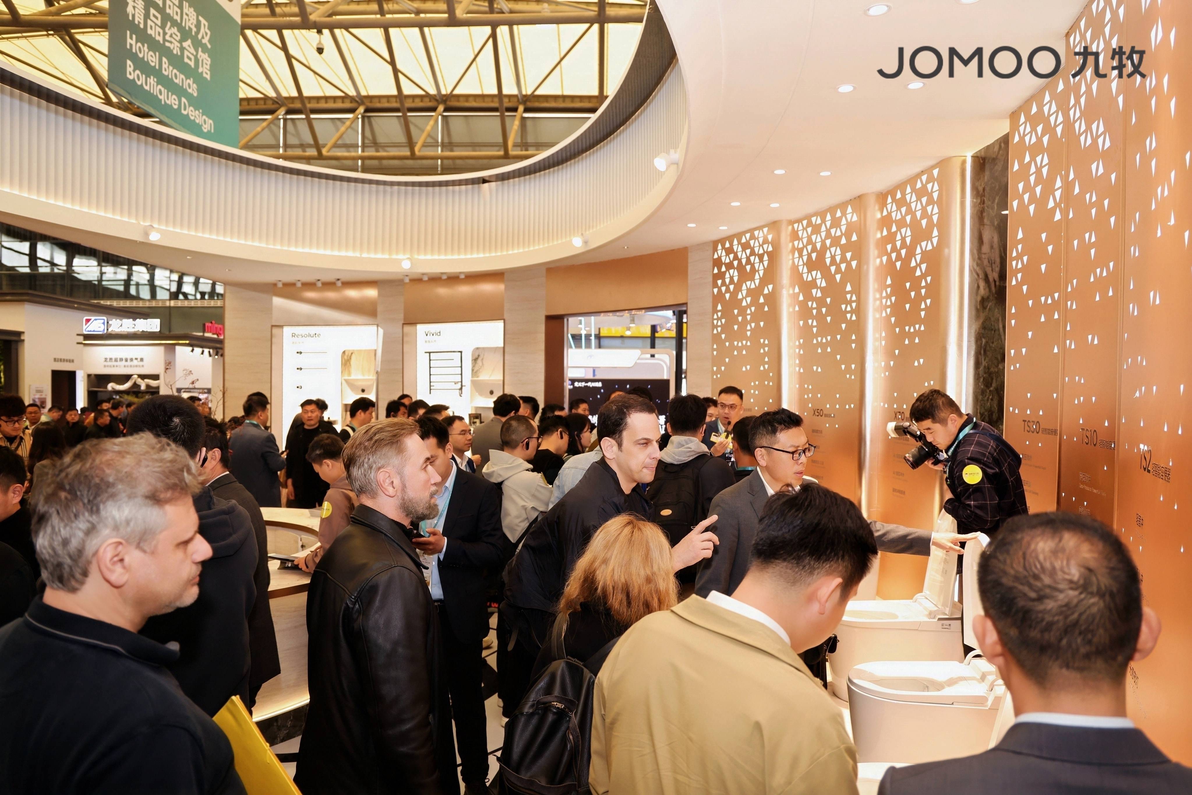 人群观展.jpg