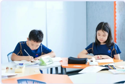 耀中耀华：这间数学教室没有