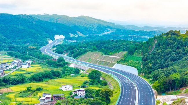 广东山岭重丘区高速公路改扩建项目 汕梅高速程江至畲江先行段正式具备八车道通行条件