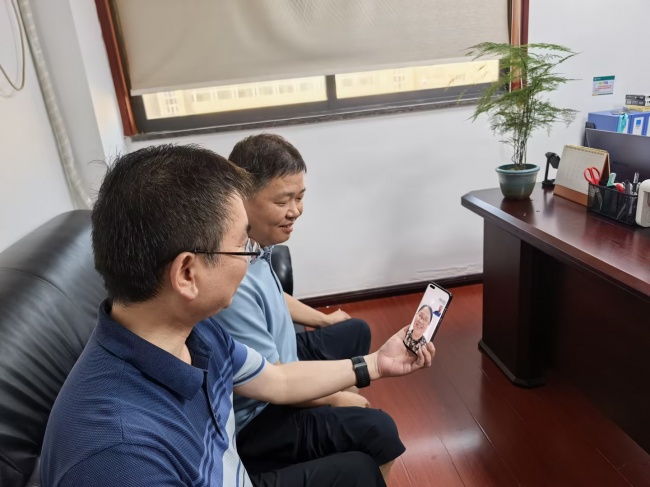 廉政家访话真情 清风传家筑防线
