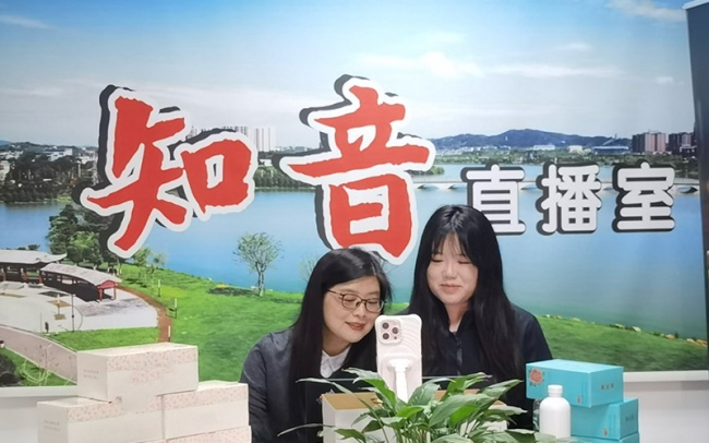指尖竞答学法理，红烛普法润浠川